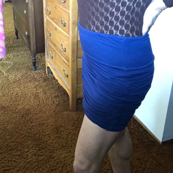 Bella Luxx blue ruched mini skirt sz Med EUC - Picture 2 of 8